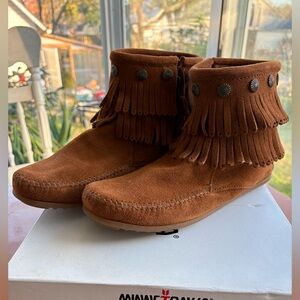 Minnetonka Tan Fringe Moccasin Boots